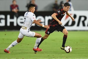 River y Gallardo ante pizarrones conocidos, en un grupo con tres técnicos argentinos