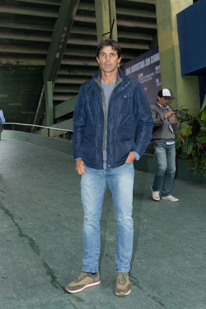 Nacho Figueras llegó temprano y se ubicó en la tribuna principal.