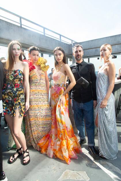Nacho García Rocha y las modelos de Lo Management en la edición satélite de Argentina Fashion Week