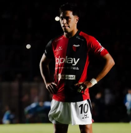 Nacho Lago juega en el club sabalero con la camiseta número 10