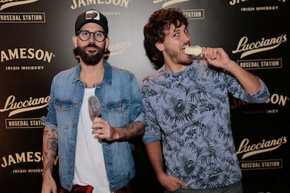 Nacho Lecouna y Andrés Gil, divertidos y muy cancheros, en la presentación del nuevo palito helado de Jameson by Lucciano´s