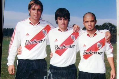 Nacho Malcorra, en el centro de la foto, con la 'banda roja'; de los 14 a los 20 años estuvo en River