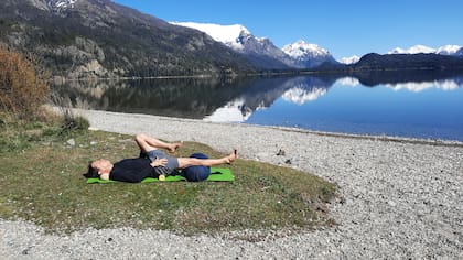 Nacho Monti practica uno de los ejercicios en el lugar donde vive: Bariloche