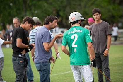 Nacho Novillo Astrada, coach de La Natividad, da indicaciones.