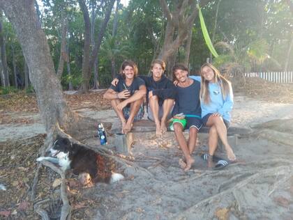 Nacho (primero a la izquierda) junto a amigos en Costa Rica