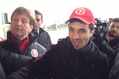 Nacho Scocco en su llegada a Porto Alegre