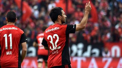 Nacho Scocco hizo dos goles