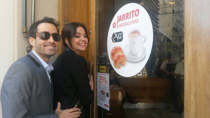 Nacho se quiere comer un alfajor. Estamos em la esquina del civil chicas, el quiso un alfajor.