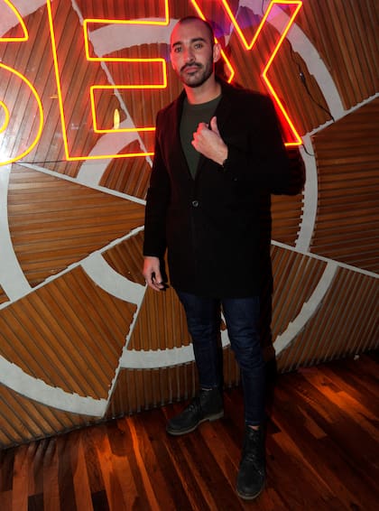 Nacho Sureda, del elenco de la gira de la obra, fue uno de los ùltimos en en llegar a la fiesta.
