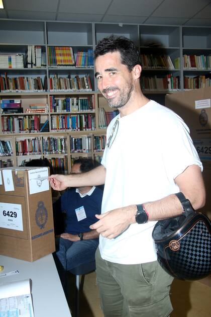 Nacho Viale, entusiasmado, dejó su voto y sonrío ante los flashes 