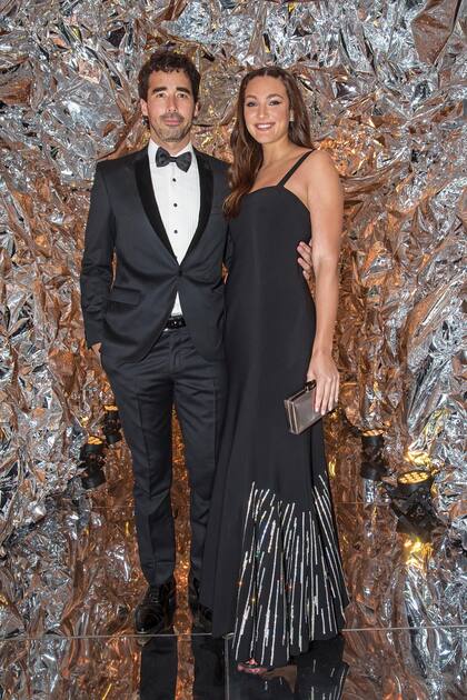 Nacho Viale junto a su novia, Lucía Pedraza (muy elegante, con vestido de Evangelina Bomparola). Entusiasmado, el productor adelantó que en unas semanas retomará la travesía en moto AlaskaUshuaia, que dejó trunca cuando volvió a Buenos Aires por el ataque cardíaco de su abuela Mirtha