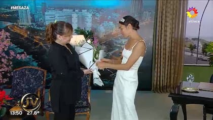 Nacho Viale, su hermano, le envió un ramo de flores para felicitarla por el primer programa del año desde Mar del Plata