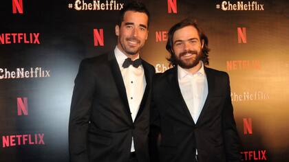 Nacho Viale y Peter Lanzani, de correcto negro