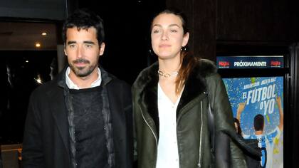 Nacho Viale y su novia Lucía Pedraza en el avant premier de El fútbol o yo