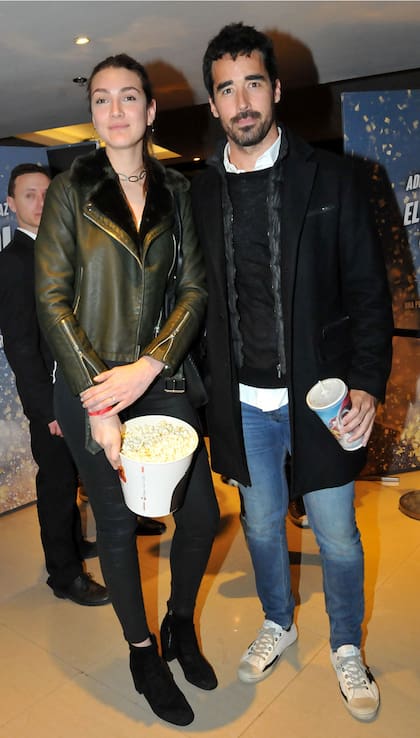 Nacho Viale y su novia Lucía Pedraza en el avant premier de El fútbol o yo