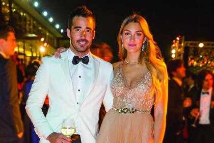 Nacho Viale y su novia Lucía Pedraza, que eligió un diseño de Javier Saiach de encaje bordado con piedras, con falda de tul plisado. Entre idas y vueltas, llevan casi dos años juntos