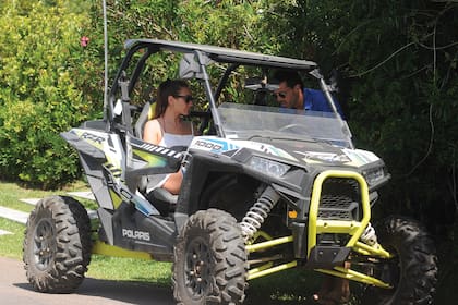 Nacho Viale y su novia, Lucía Pedraza,
se mueven por José Ignacio a bordo
de su UTV, un Polaris RZR.