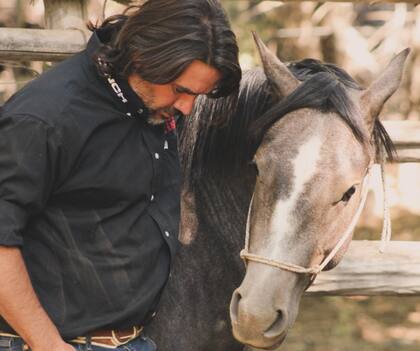 “Nací y crecí siendo hermano menor de un caballo alazán, mala cara, patas blancas que mi padre lo llamó Capricho, que era una réplica del caballo de los indios. Mi padre decía que Capricho era su hijo mayor, luego estaba mi hermana Luisa y yo", cuenta Spartati