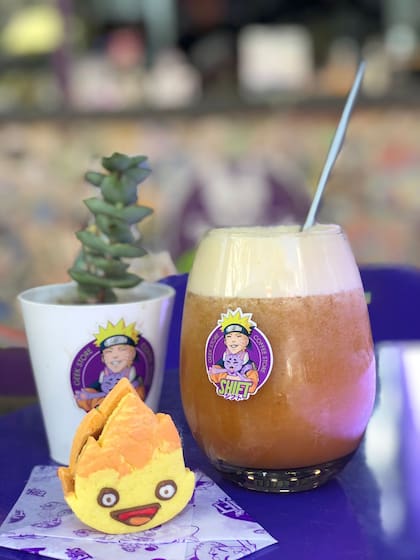 Nacida como una extensión de Shift Geek Store, una tienda dedicada a productos coleccionables y relacionados con el animé, Shift Coffee Store -que hoy solo ofrece su servicio take-away- es un refugio para los fanáticos del manga y animé