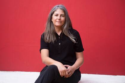 Nacida en Villa Elisa, Entre Ríos, en 1973, Selva Almada es un nombre clave de la literatura argentina contemporánea