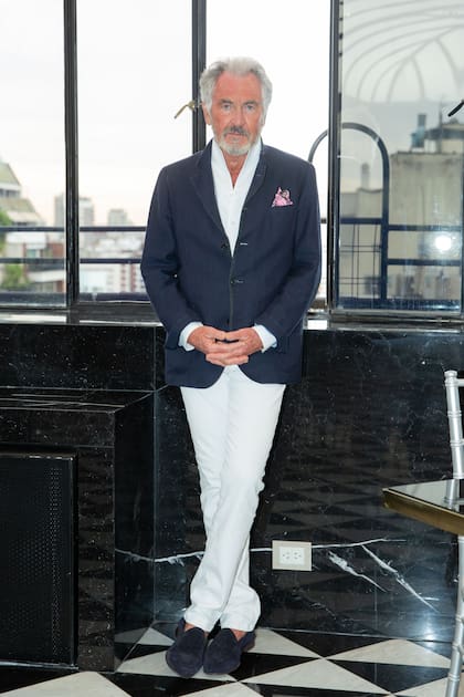 Nacido en Argelia, Jean-Paul Enthoven es especialista en la obra de Marcel Proust. Vive en París y sus obras fueron finalistas de importantes premios literarios (como Prix Renaudot y Prix Interaille). Así presentó "Blanche" en Argentina. "Ante todo, quiero agradecer a mi Patricia", dijo el escritor en castellano, agradeciendo la convocatoria realizada por su pareja.