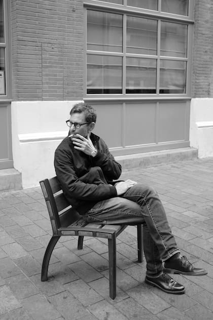 Nacido en los Vosgos, al noreste de Francia, Mathieu es una estrella de las letras: por su libro Sus hijos después de ellos, ganó el Premio Goncourt de 2018. Está divorciado y es padre de Oscar, de 11 años.