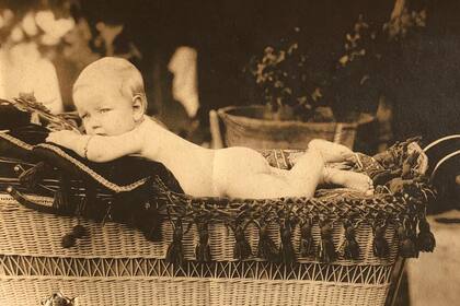 Nació el 10 de julio de 1917, en Santa Fe, cuando Europa estaba en el clímax de su primera Gran Guerra. Hija de un empresario sueco que desembarcó a orillas del Paraná con su fábrica de tanino, pasó gran parte de su infancia en Santa Fe, Corrientes y Chaco.