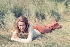 Nació el 15 de agosto de 1950 en Clarence House. Es la única hija de la reina Isabel, segunda entre cuatro hermanos. A través de los años, desarrolló una personalidad ingobernable y, al mismo tiempo, extremadamente responsable.