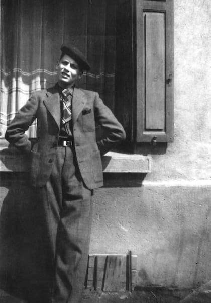 Nació el 2 de julio de 1922 en San Biagio de Callalta, municipio de la región de Veneto. Lo bautizaron Pietro Costante Cardin. Cuando cumplió dos años, sus padres se mudaron a Francia