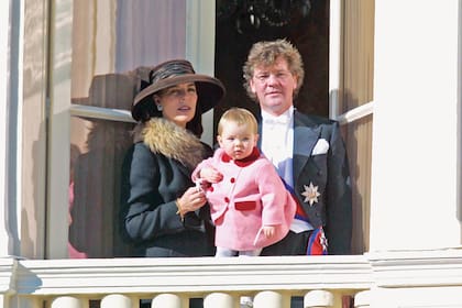 Nació el 20 de julio de 1999, seis meses después de la boda civil de Carolina y su tercer marido, Ernst August de Hannover, quienes están separados desde 2009, pero nunca se divorciaron.