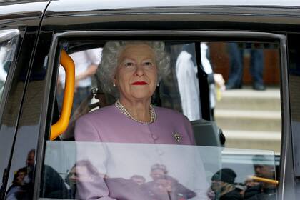 Una mujer que se hace pasar por la Reina, pasa por la puerta del hospital St. Mary´s