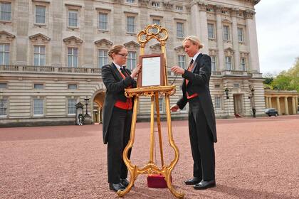 El anuncio colocado en la explanada del Palacio de Buckingham