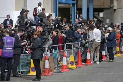 Una importante guardia periodística permanece desde muy temprano en la puerta del hospital a la espera del anuncio