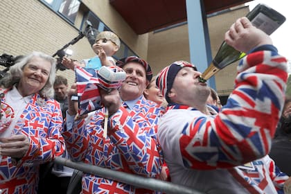 Seguidores de la Familia Real celebran en la puerta del hospital St. Mary´s