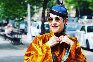 Nació en Netanya, Israel, en 1950; desde joven vive en Nueva York