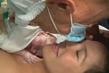 "Nació nuestra hija, nuestro sueño; estamos colmados de agradecimiento a la vida" , escribieron Eduardo y Elina Costantini el pasado 17 de enero tras anunciar en sus redes el nacimiento de su hija Kahlo Milagro.