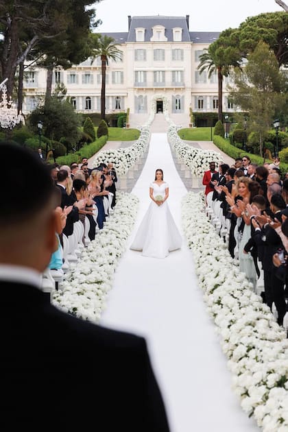 Nada
camina al
encuentro de su
futuro marido en la
primera ceremonia
celebrada al
estilo occidental.