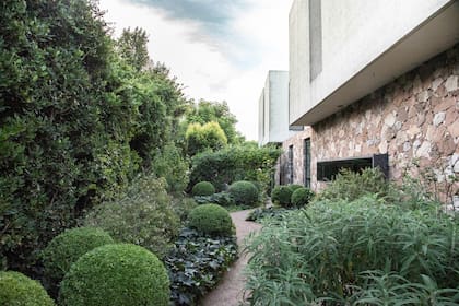 Nada fue librado al azar, ni siquiera los laterales de la casa, cuidados al detalle.