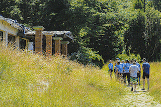 La travesía de 25 nadadores hacia las ruinas del delirante proyecto de un científico nazi