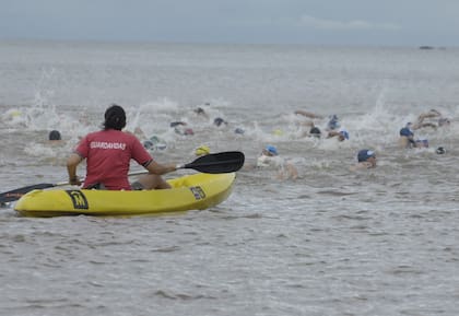 Nadadores en la competencia en las aguas de Montevideo, Uruguay