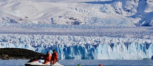 Más de un centenar de atletas nadaron frente al Glaciar Perito Moreno