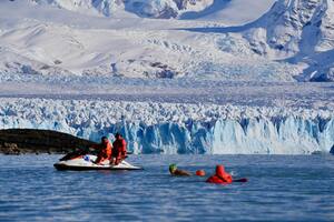 Más de un centenar de atletas nadaron frente al Glaciar Perito Moreno