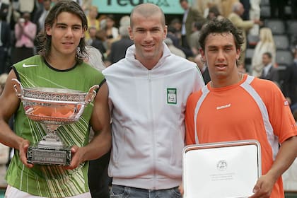 Nadal, campeón de Roland Garros 2005, con Puerta, finalista, y Zinedine Zidane, que entró el premio; el argentino dio doping por esa final