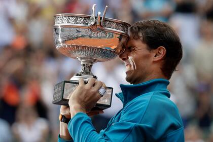 Nadal, con el trofeo de Roland Garros en 2018