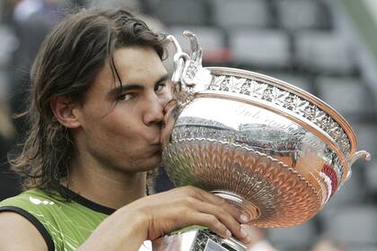 Nadal, en 2005, besando la primera de las trece Copa de los Mosqueteros que ganó en Roland Garros. 