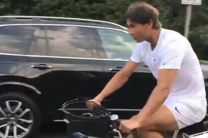 Nadal, en bicicleta por las calles de Wimbledon