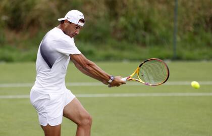 Nadal ensayando en el césped británico: el español busca ganar su tercer Grand Slam en el año, tras las conquistas de Australia y Roland Garros. 