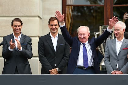 Nadal, Federer y McEnroe escoltan a quien lleva el nombre de la copa que disputan este fin de semana: el gran Rod Laver, con los brazos en alto.