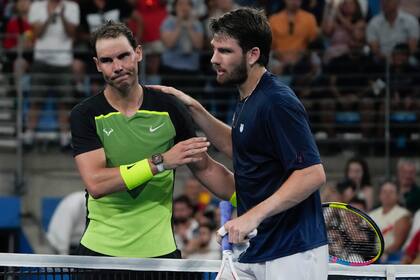 Nadal saludando al británico Cameron Norrie, que lo venció en la United Cup