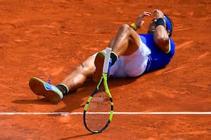 Nadal se desploma tras ganar su 10 Roland Garros, soltando la raqueta que acaba de establecer un precio histórico de venta